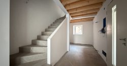 Appartamento Multilivello con Giardino