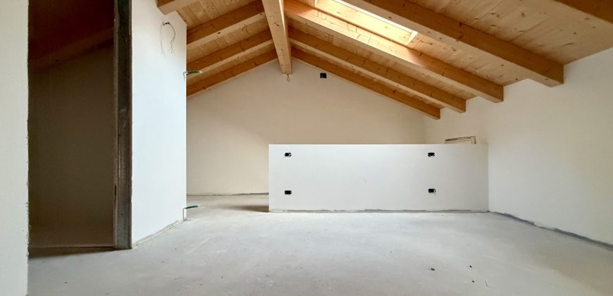 Appartamento Multilivello con Giardino