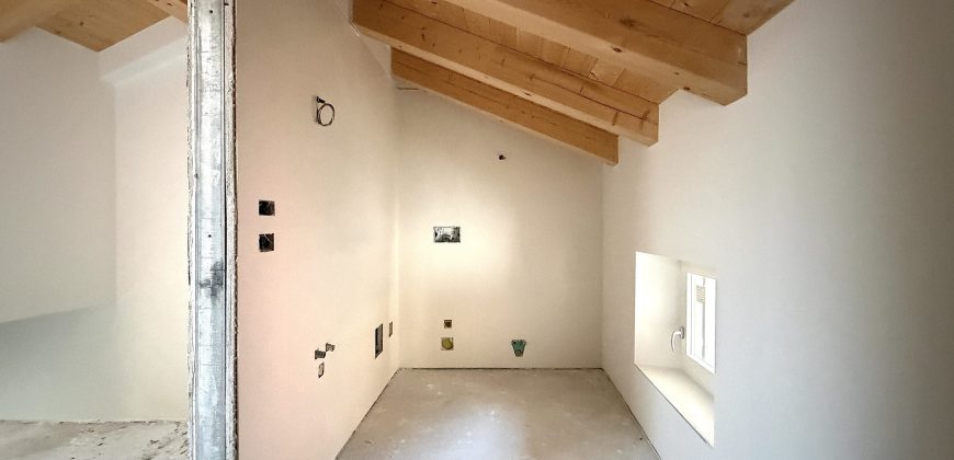 Appartamento Multilivello con Giardino