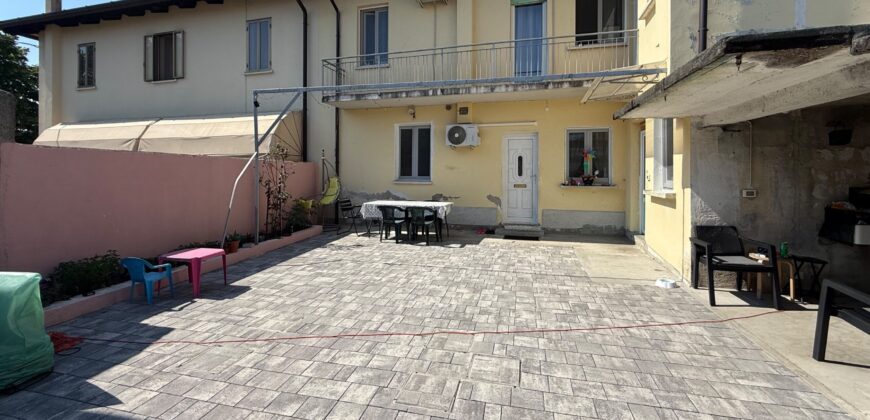 Casa Accostata Con Scoperto