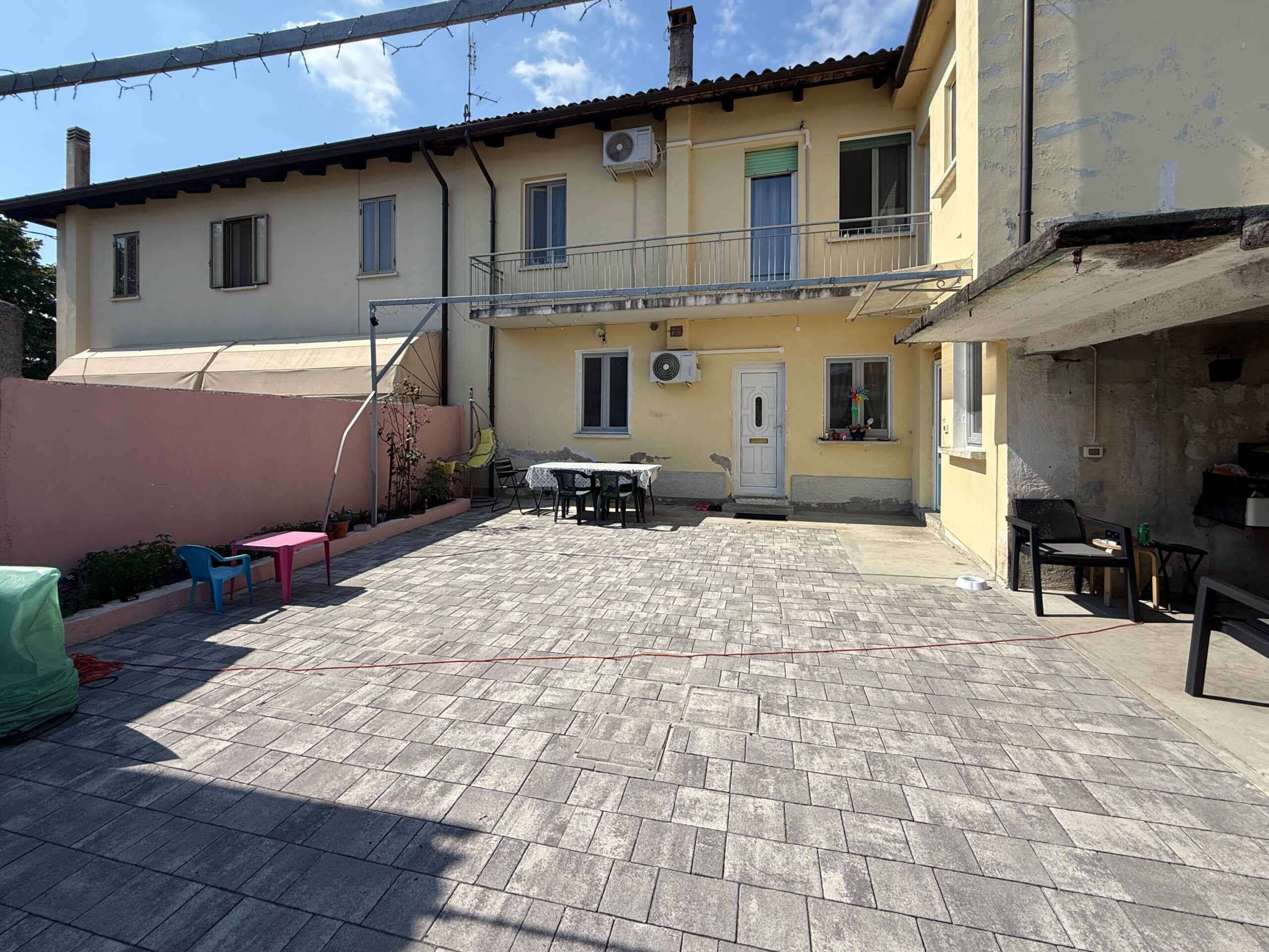 Casa Accostata Con Scoperto