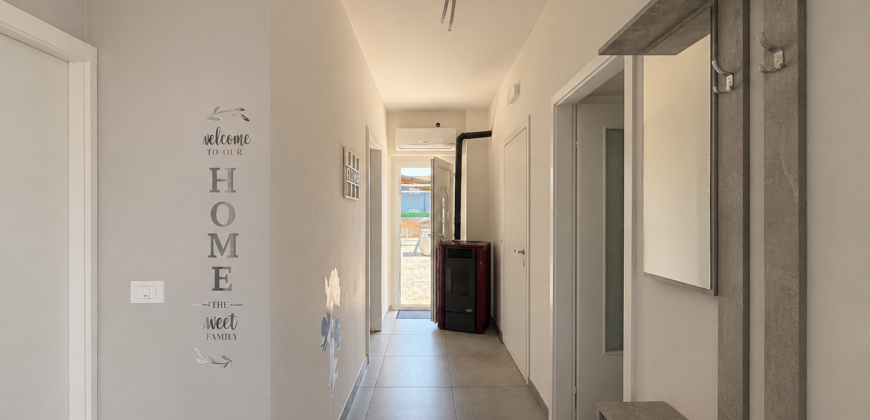 Casa Accostata Con Scoperto