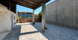 Casa Accostata Con Scoperto