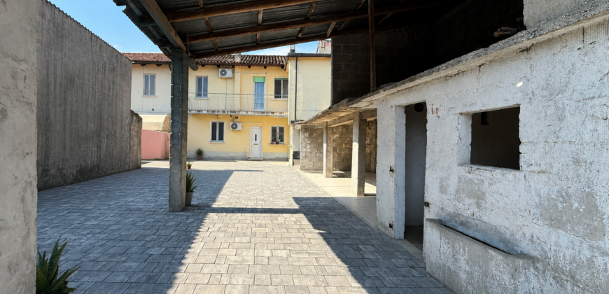 Casa Accostata Con Scoperto