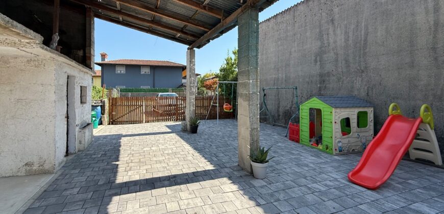 Casa Accostata Con Scoperto