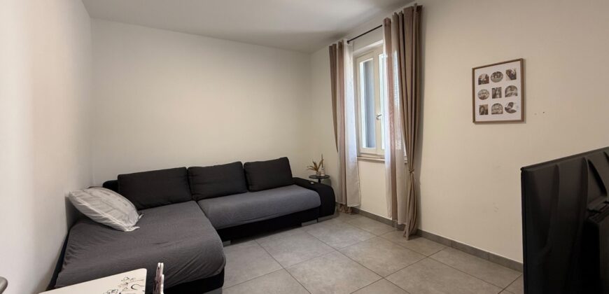 Casa Accostata Con Scoperto