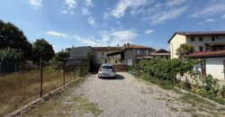 Casa Accostata Con Scoperto