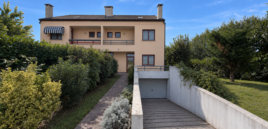 Villa In Bifamiliare A Pradamano