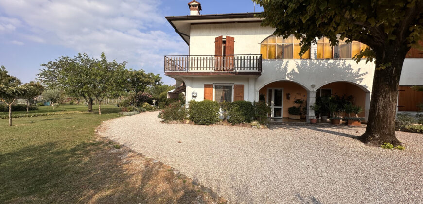Villa Indipendente Con Parco e Autorimesse