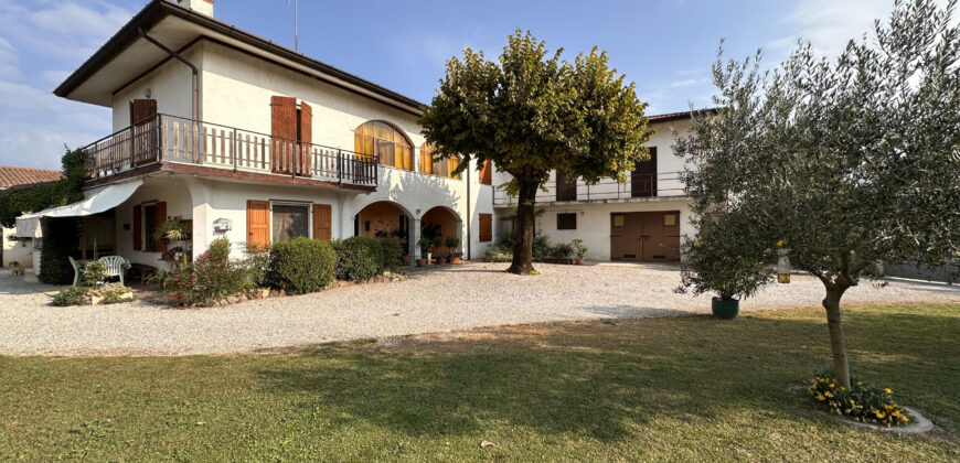 Villa Indipendente Con Parco e Autorimesse