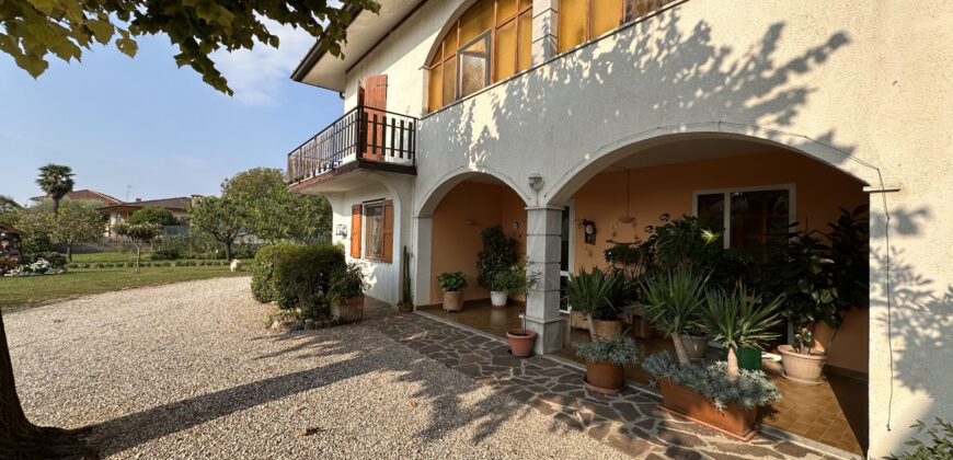 Villa Indipendente Con Parco e Autorimesse